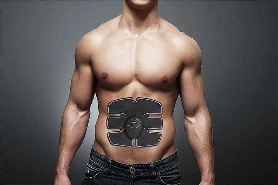 man uisng EMS on his abs